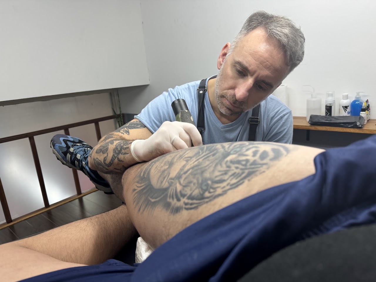 Tatuador profesional realizando mandala de precisión en el antebrazo con tinta negra en el estudio Almamia en Berazategui
