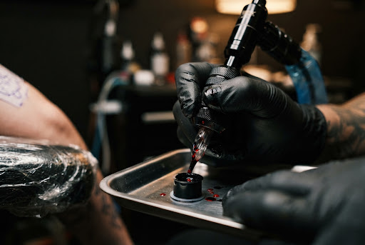 Sesión en proceso de tatuaje blackwork con tinta negra intensa y degradé meticuloso en el antebrazo en Almamia Tattoo